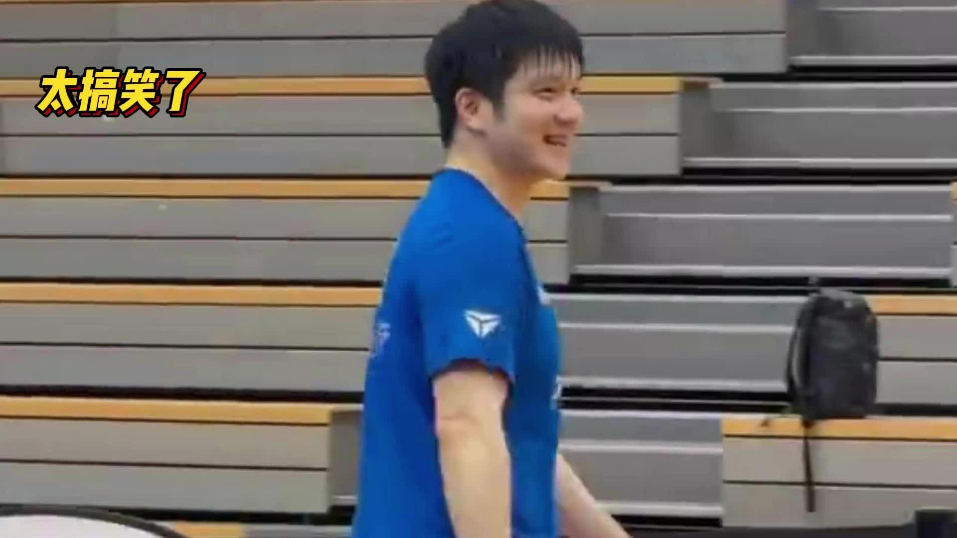 太搞笑！樊振东把球打飞，场下球迷用道具球拍把球打回来逗笑小胖