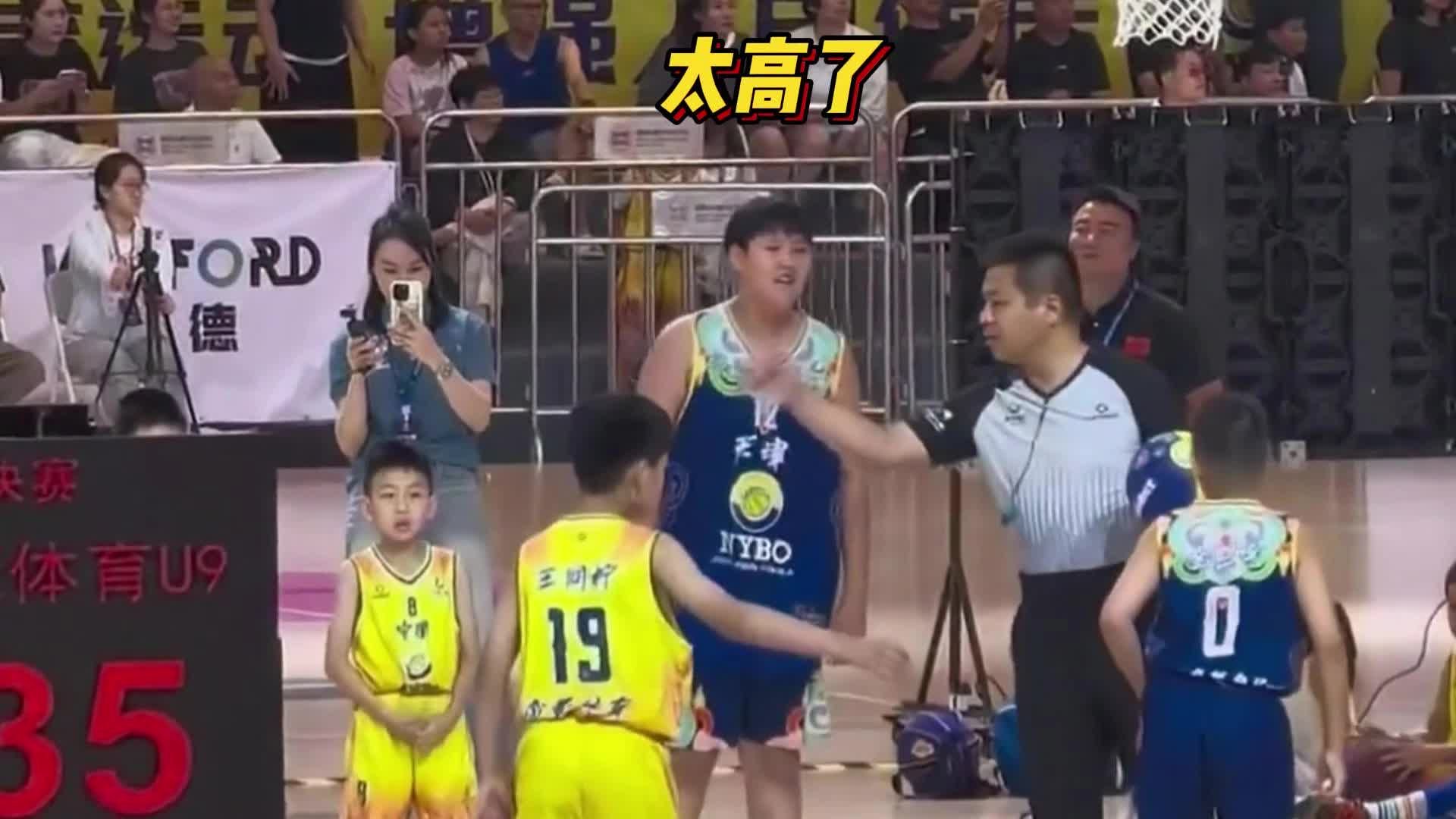 太高了！天津U9篮球总决赛惊现小巨人，仅三年级身高达1米85