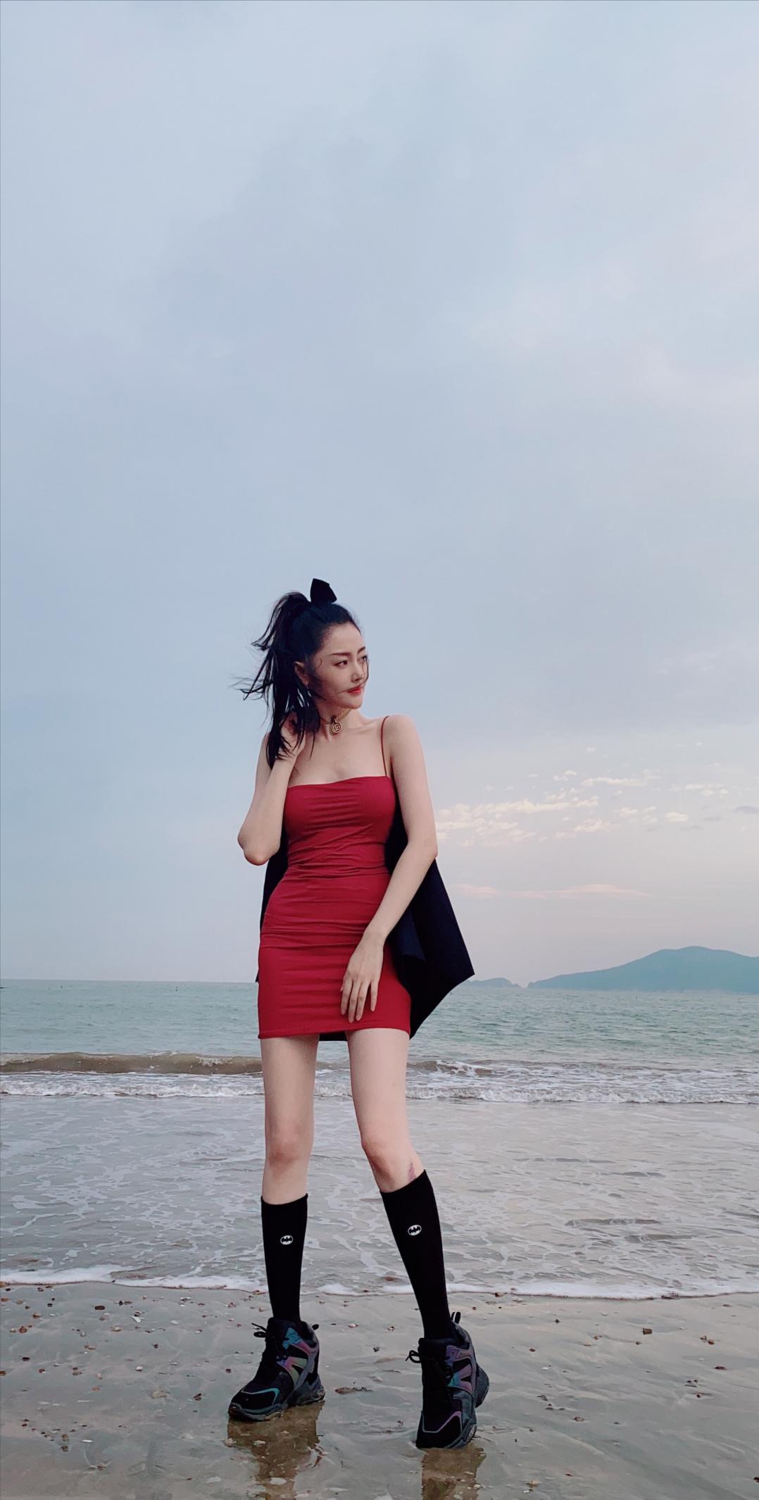 张天爱身材太好，吊带背心配白色短裤腿长优越，不当模特太可惜了|张天爱|白色|身材_新浪新闻