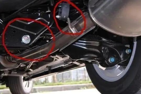 一半人养车只懂换机油！笨死！这个孔一月洗一次，马力十足不费油