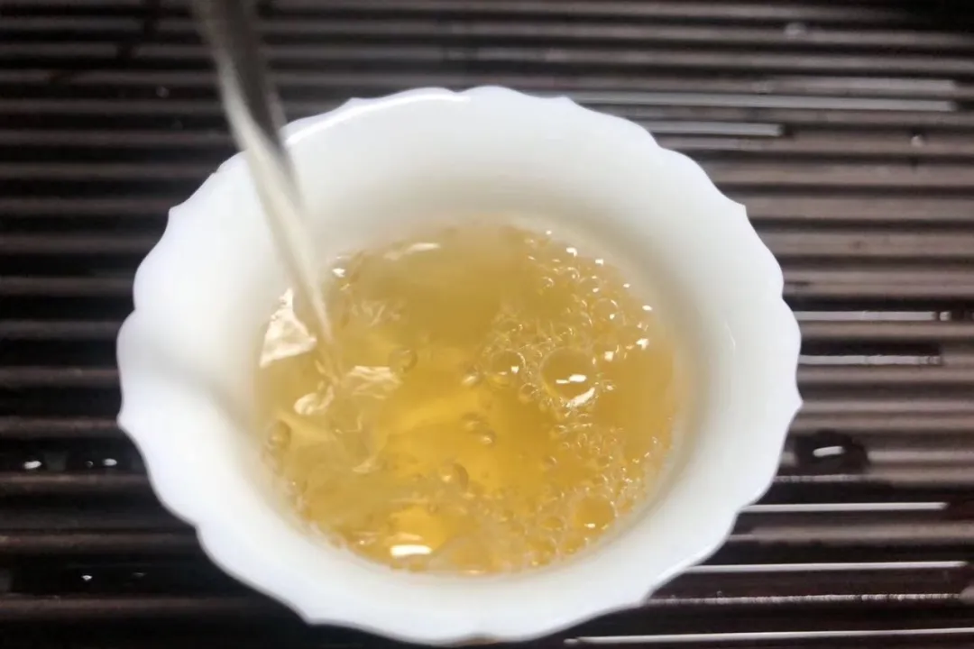 鲜为人知的冷水河古树茶，为何成为易武刮风寨的新贵？