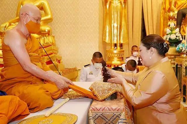 泰国公主都不止200斤了？学王后盘发穿金色裙，体型是诗妮娜3倍