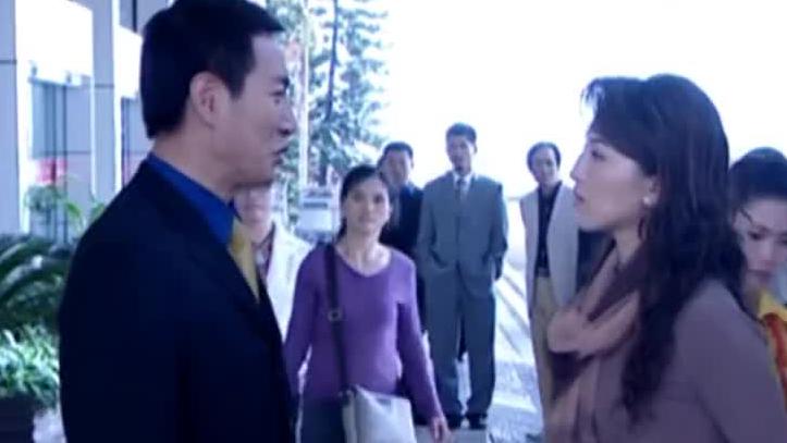 黑老大坐公交追美女保镖，清一色加长奔驰保驾护航，这场面霸气