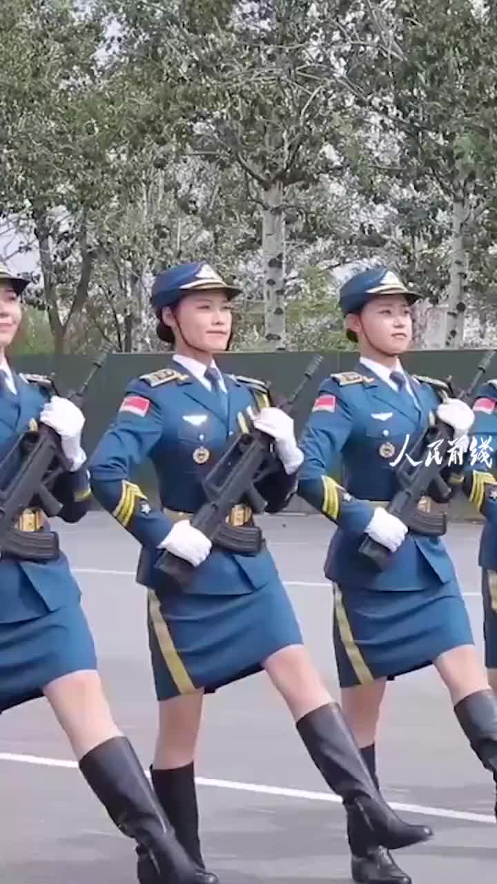 英姿飒爽的中国女兵巾帼不让须眉的军人风采