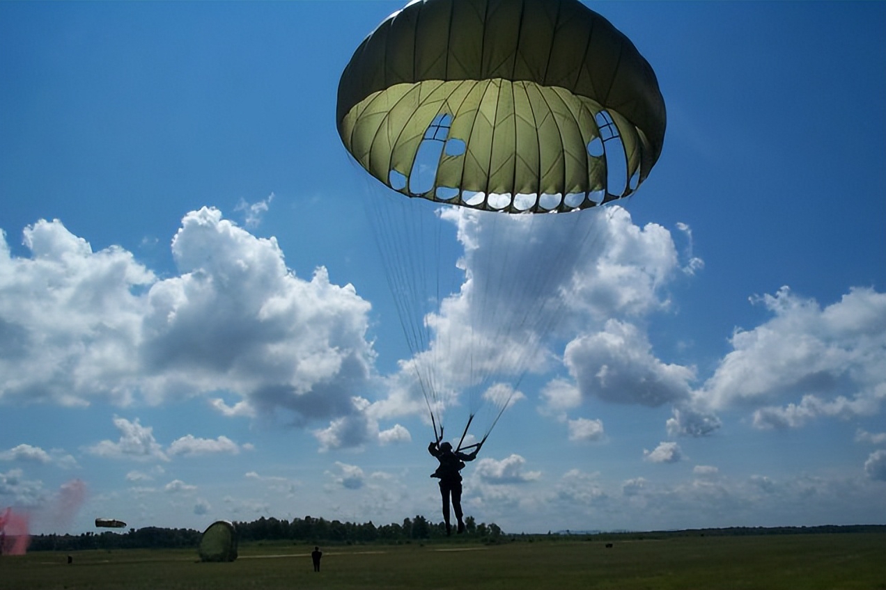 东航坠机事故满月：为何空难发生时宁愿坠机，也不让乘客跳伞？降落伞跳伞坠机_新浪新闻