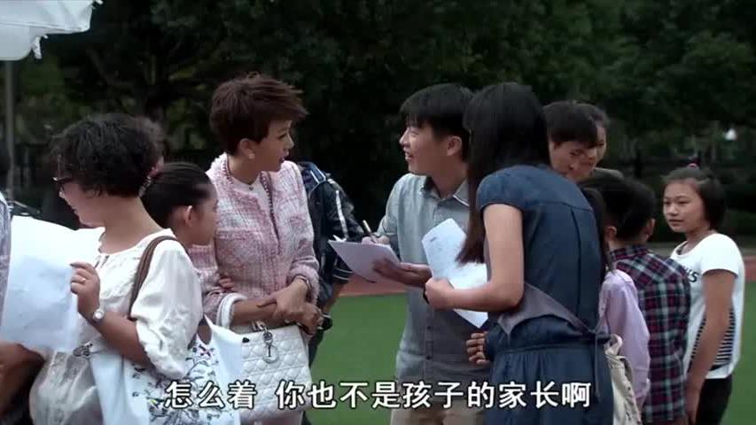 总裁夫人带女儿报名被瞧不起，下秒女秘书开奔驰登场惊艳了