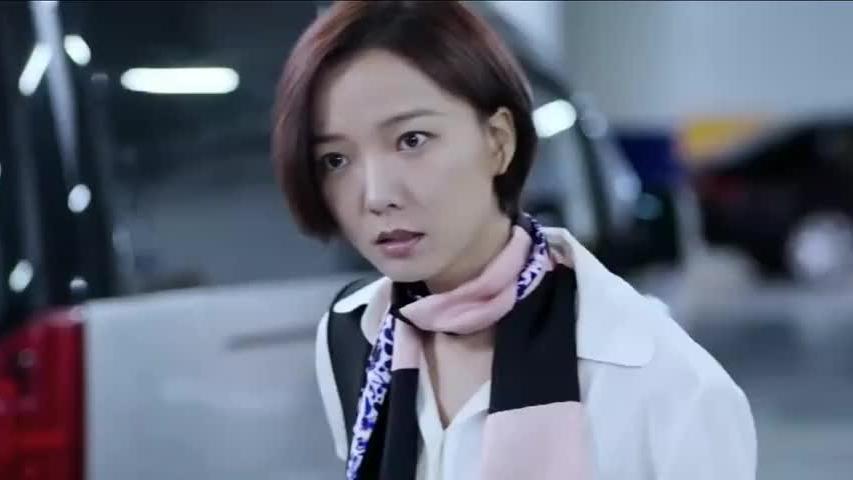 大叔开凯迪拉克在地库撞倒自行车，气得骂破自行车美女瞬间怒怼