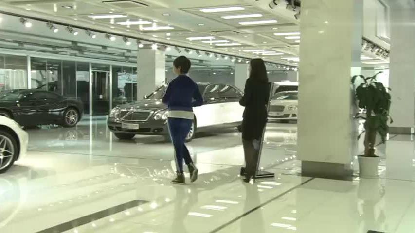 富家女提辆迈巴赫刷卡一千两百万，怎料老妈一看短信当场爆粗口