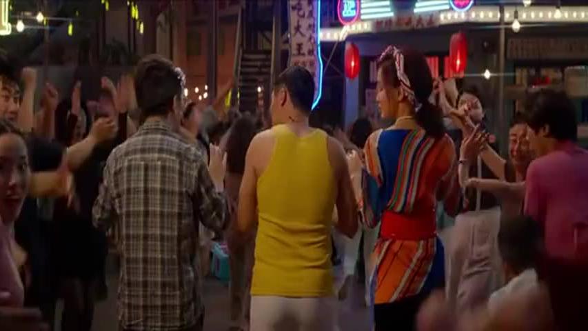 街坊邻居被众多黑衣人欺负，不料美女驾驶摩托从天而降瞬间解决