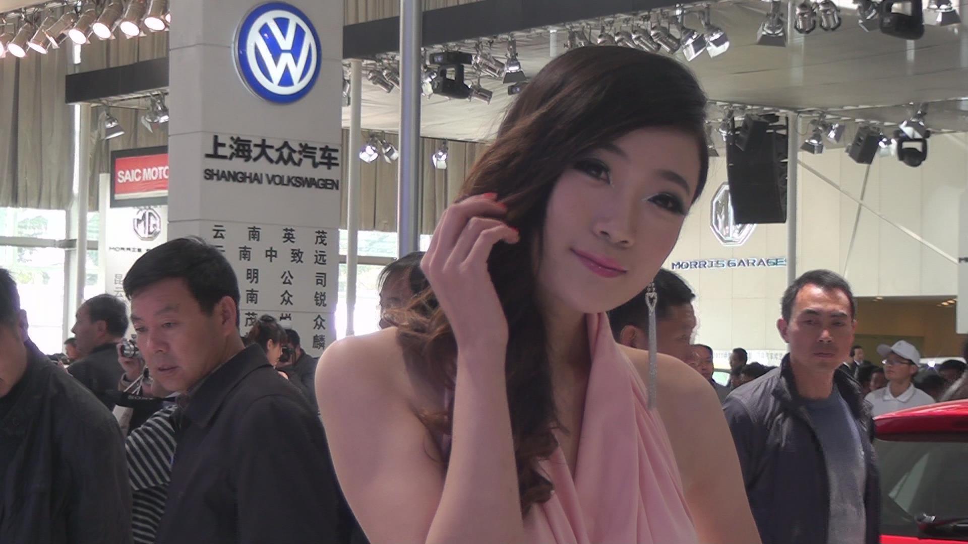 撩头发那一瞬间，我喜欢上了这位美女车模！