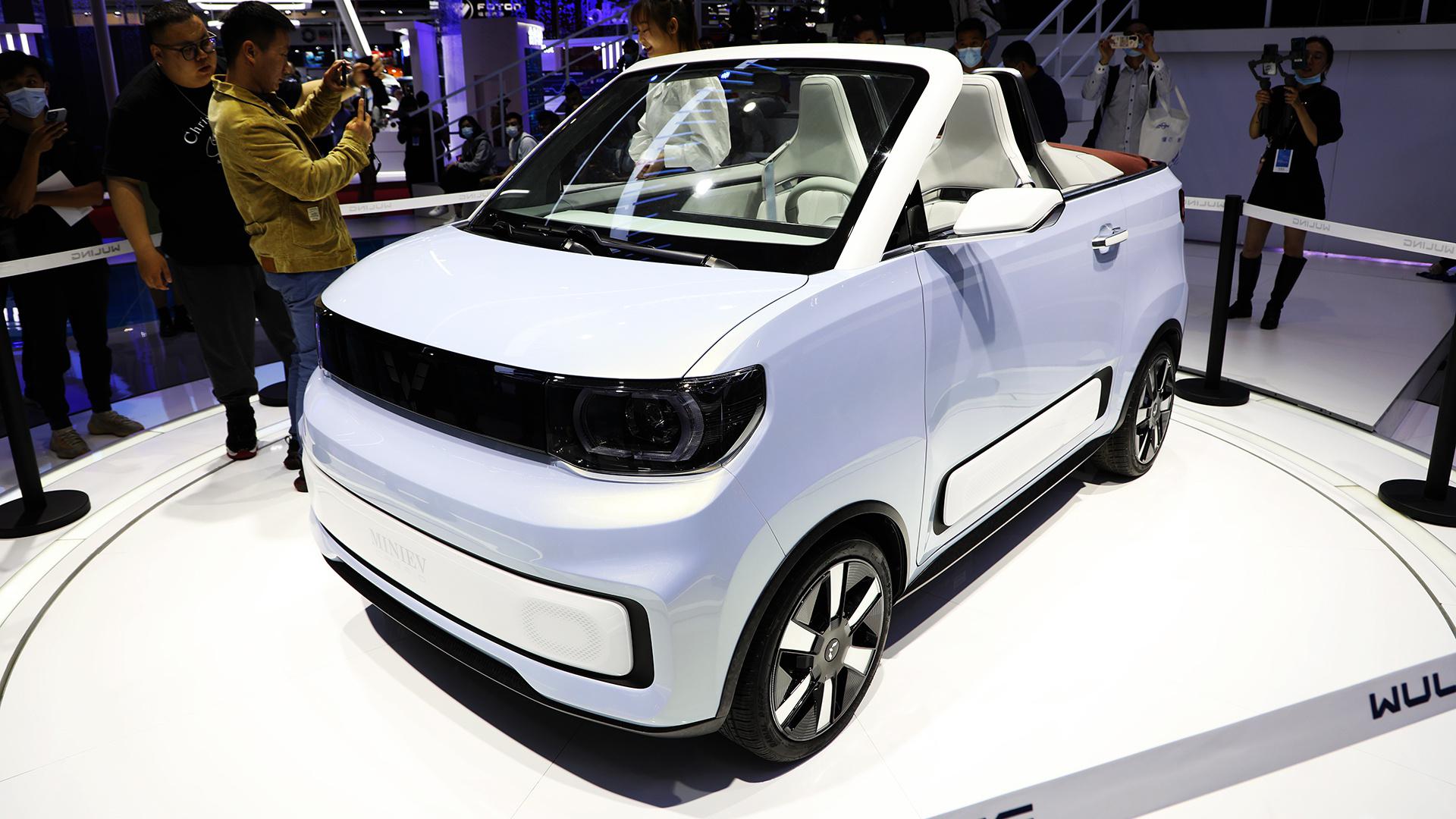 宏光MINI EV敞篷车亮相，银标SUV咋样？揭秘上海车展五菱展台