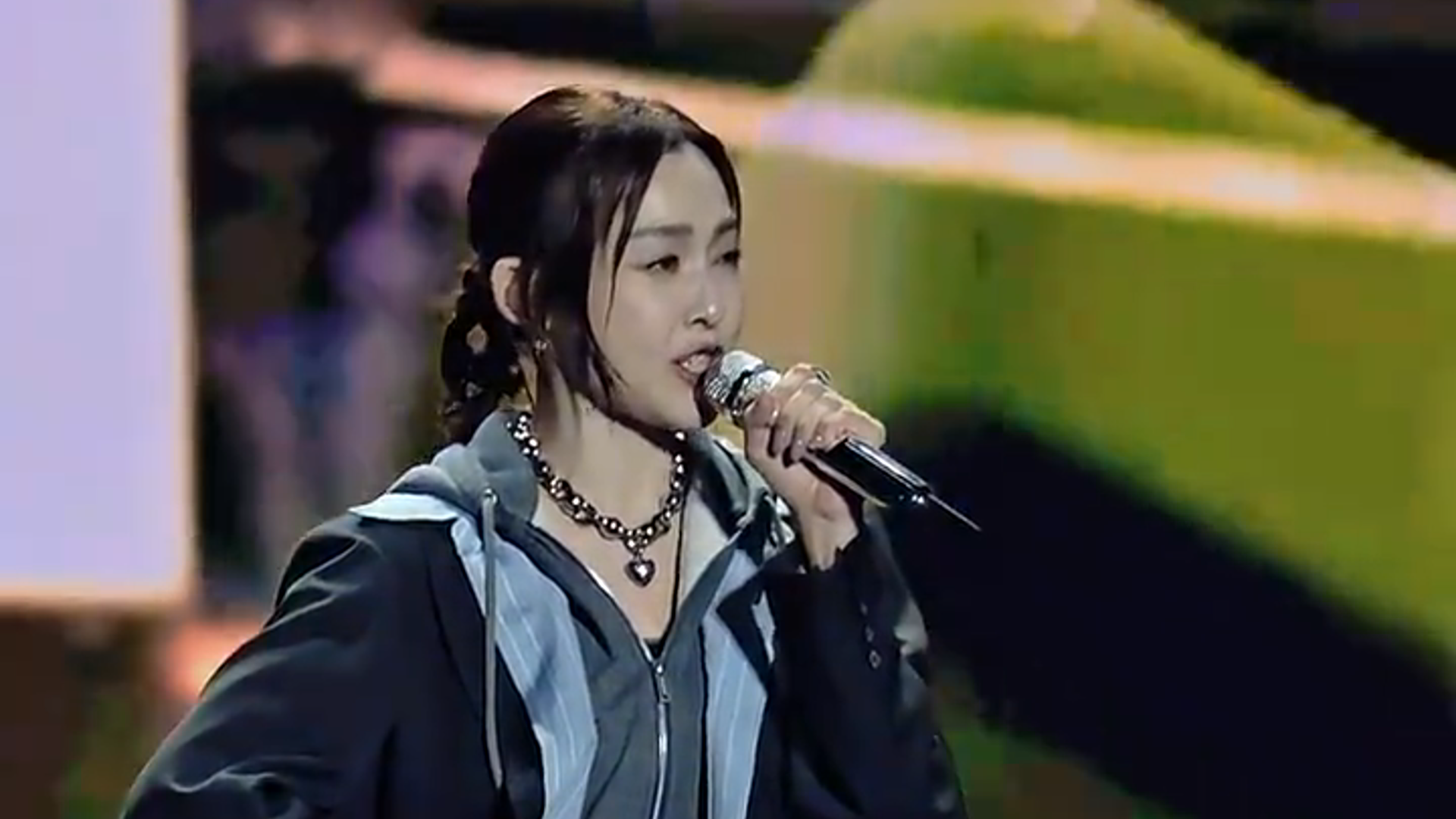 曝范玮琪演出戴大S骨灰项链，被质疑消费逝者，经纪公司迅速辟谣