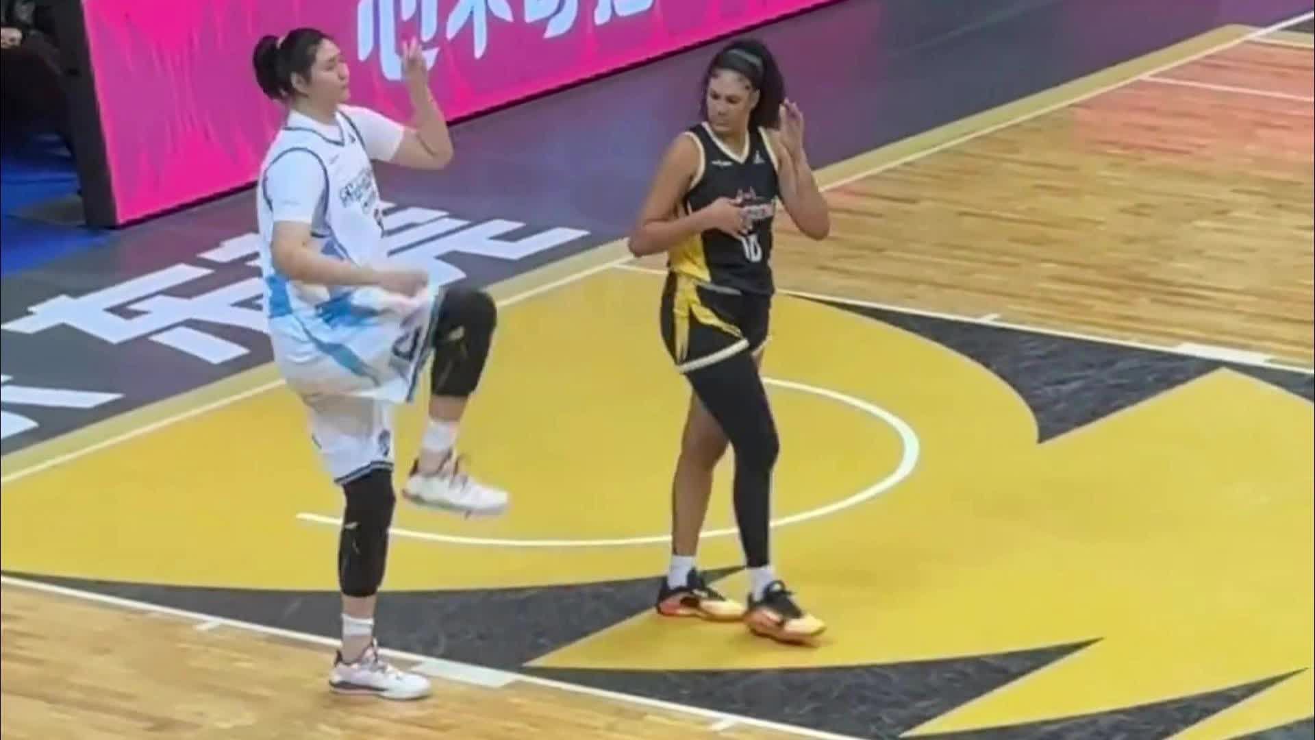 太高了！2米26张子宇热身高抬腿，旁边WNBA球星看到吓一跳