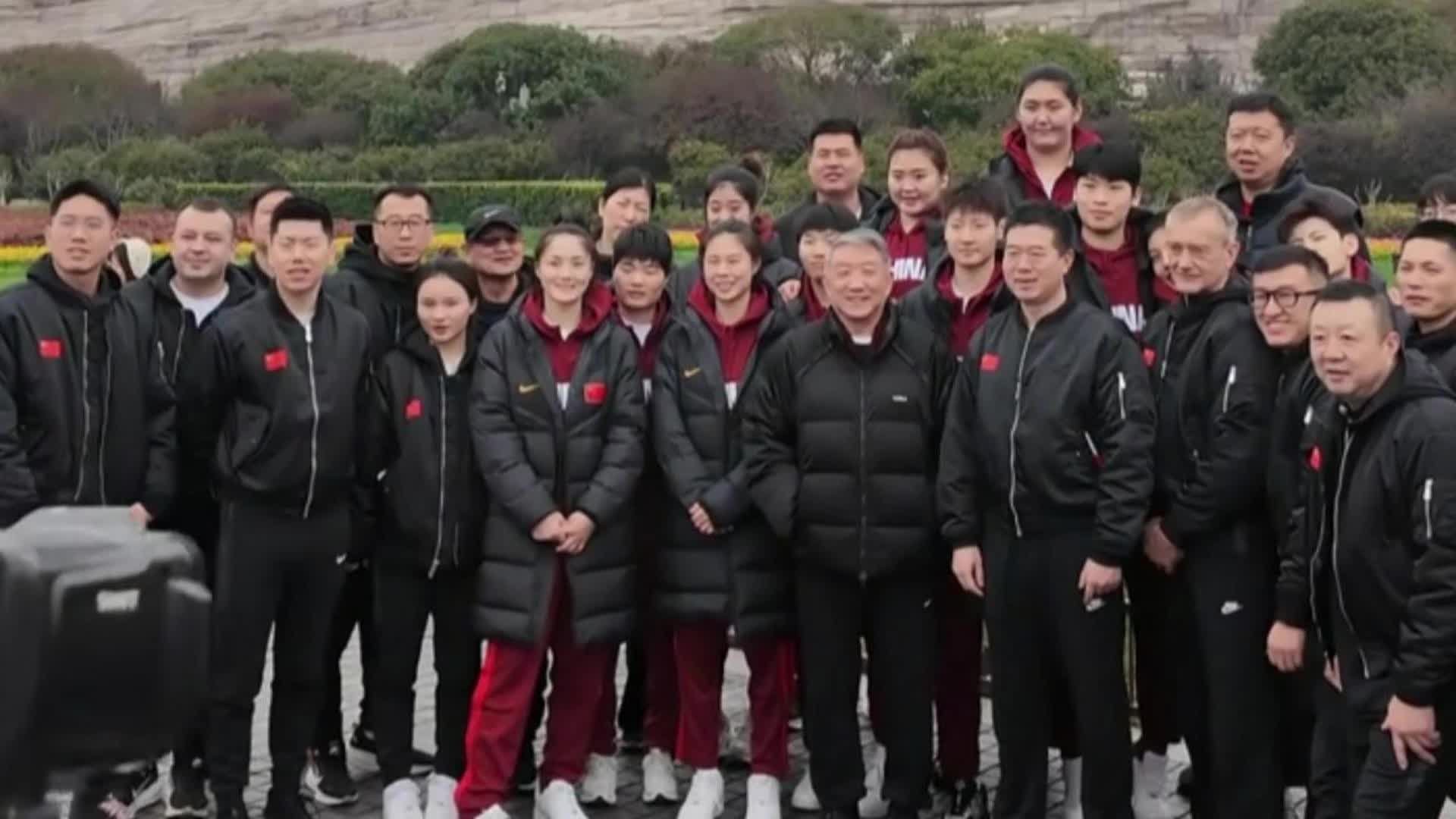 太高了！女篮游览橘子洲成瞩目焦点，张子宇比王治郅还高一头