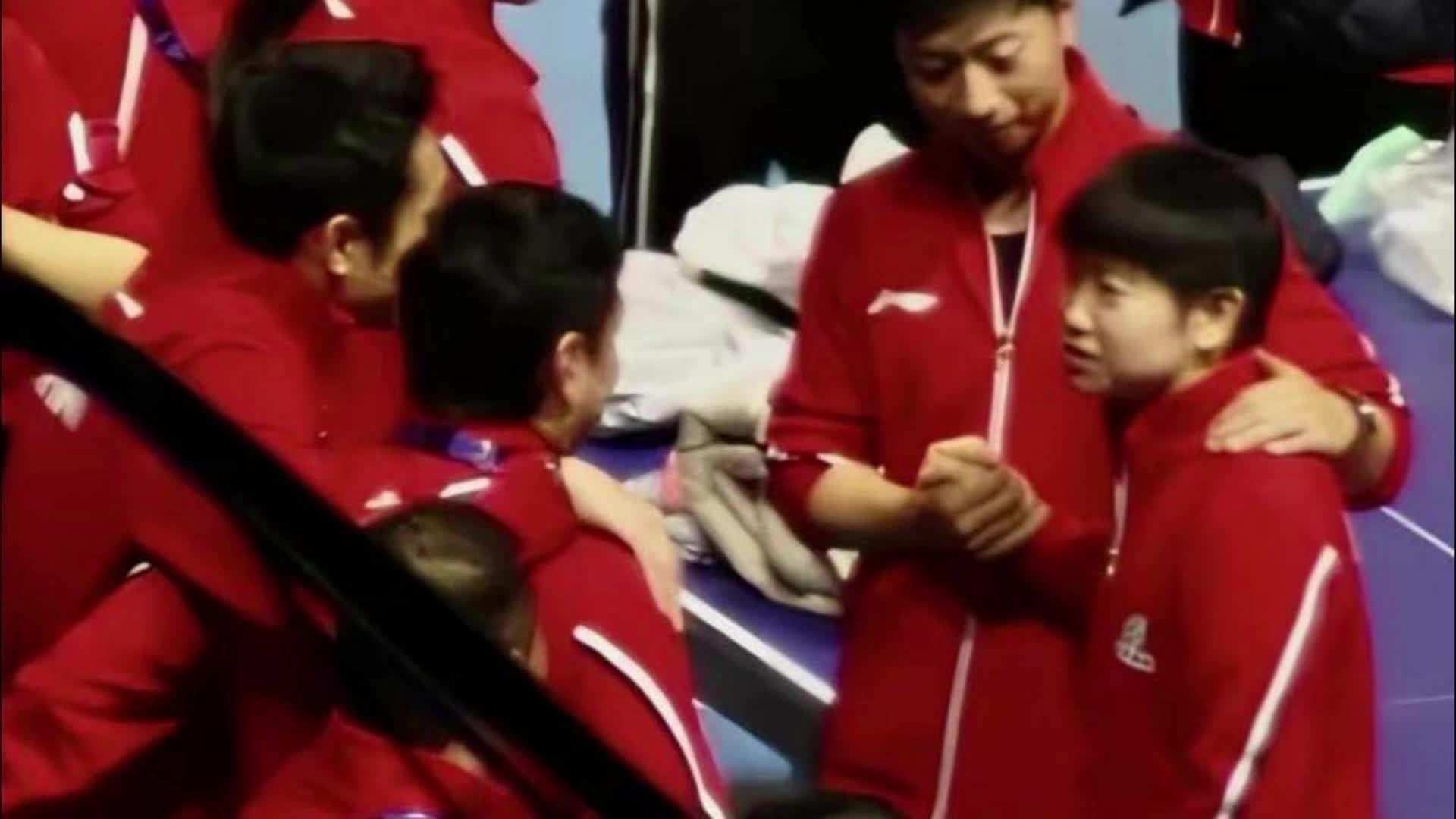 最强正手传承！邱贻可拽着孙颖莎和马龙握手，莎莎害羞低头笑了
