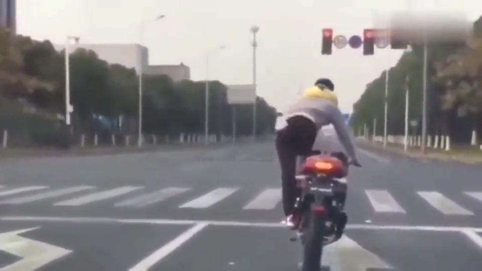 这么好的摩托车,硬是让你骑出70年代的自行车了