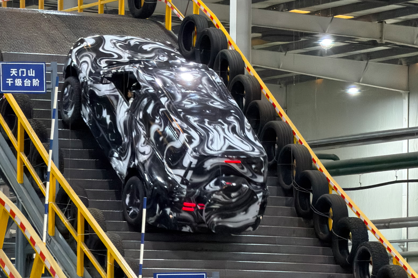 比亚迪搞事情！天门山天梯搬进厂房，神秘新车竟爬了1289次！