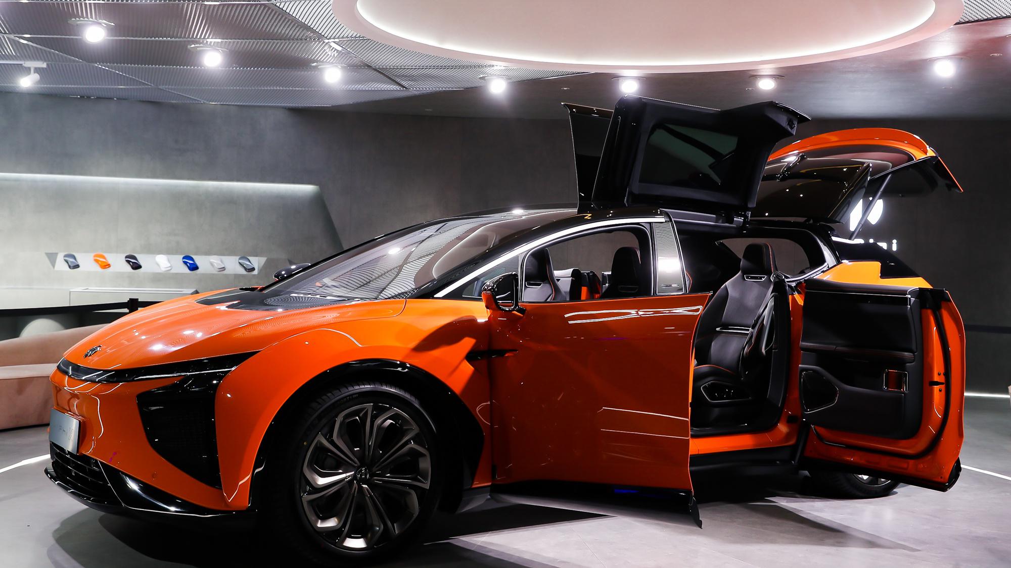 80万的中国量产电动车，高合Hiphi X展台被围的水泄不通