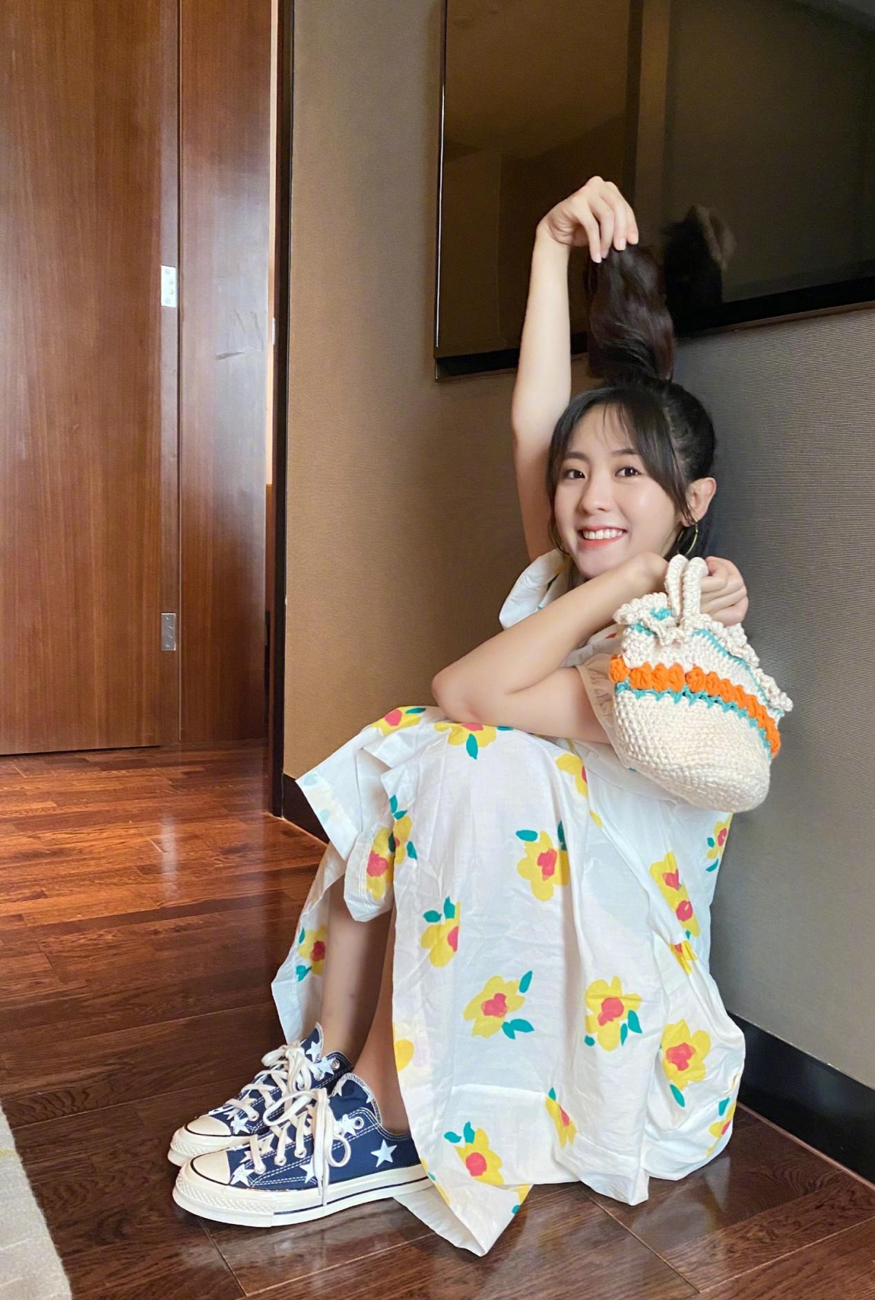 邢菲不仅擅长表演穿搭更是少女感满满不愧是校园剧代言人