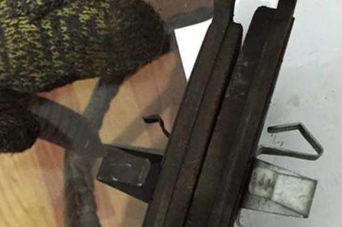 汽车刹车片3个更换的参考，随便哪个出现就换准没错