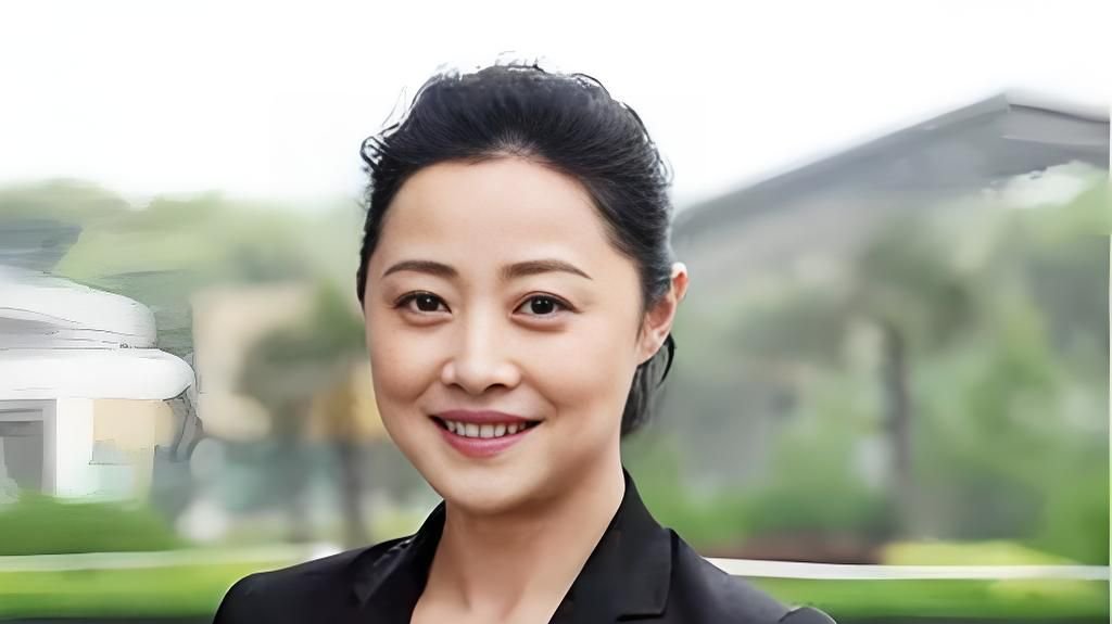 一婚嫁富商，二婚嫁导演，三婚再嫁富商，如今58岁的她怎样了？