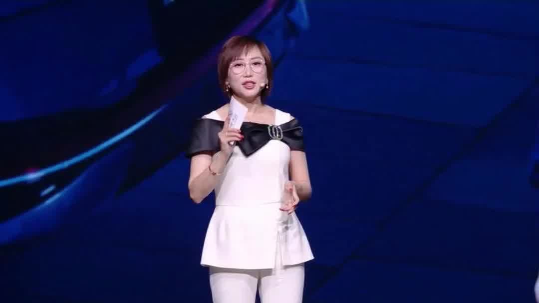 二排迈巴赫不是吹的，新款迈腾配置细节拉满，二排也是“精装修”