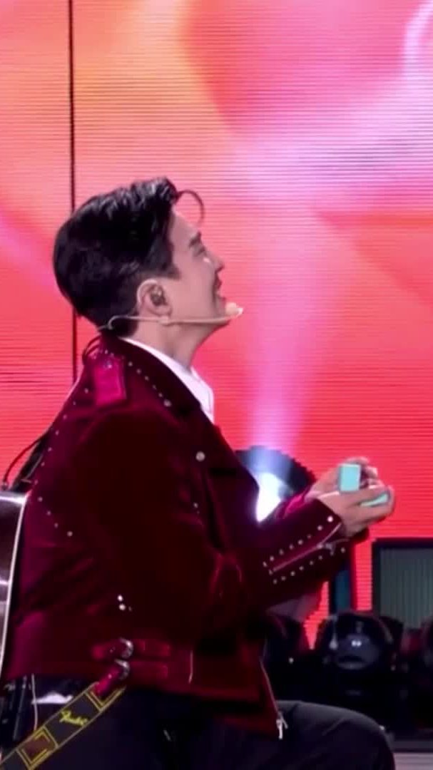 李川在跨年晚会上，向锤娜丽莎求婚了！