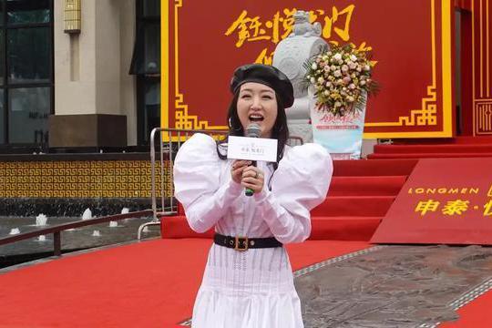 49岁杨钰莹模样变化大！穿旧裙商演人气差显寒酸，与精修图差别大