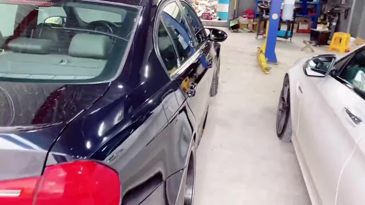 奔驰低调性能车，普通C级的外观，配备一台V8大排量引擎！