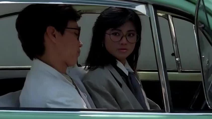 男子开车时感觉不对劲，下车一看顿时懵嘞，汽车的四个车轮全没了