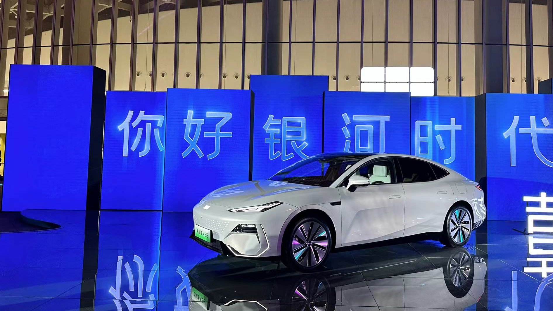 比亚迪汉强敌？吉利银河E8上市，3.49秒破百！