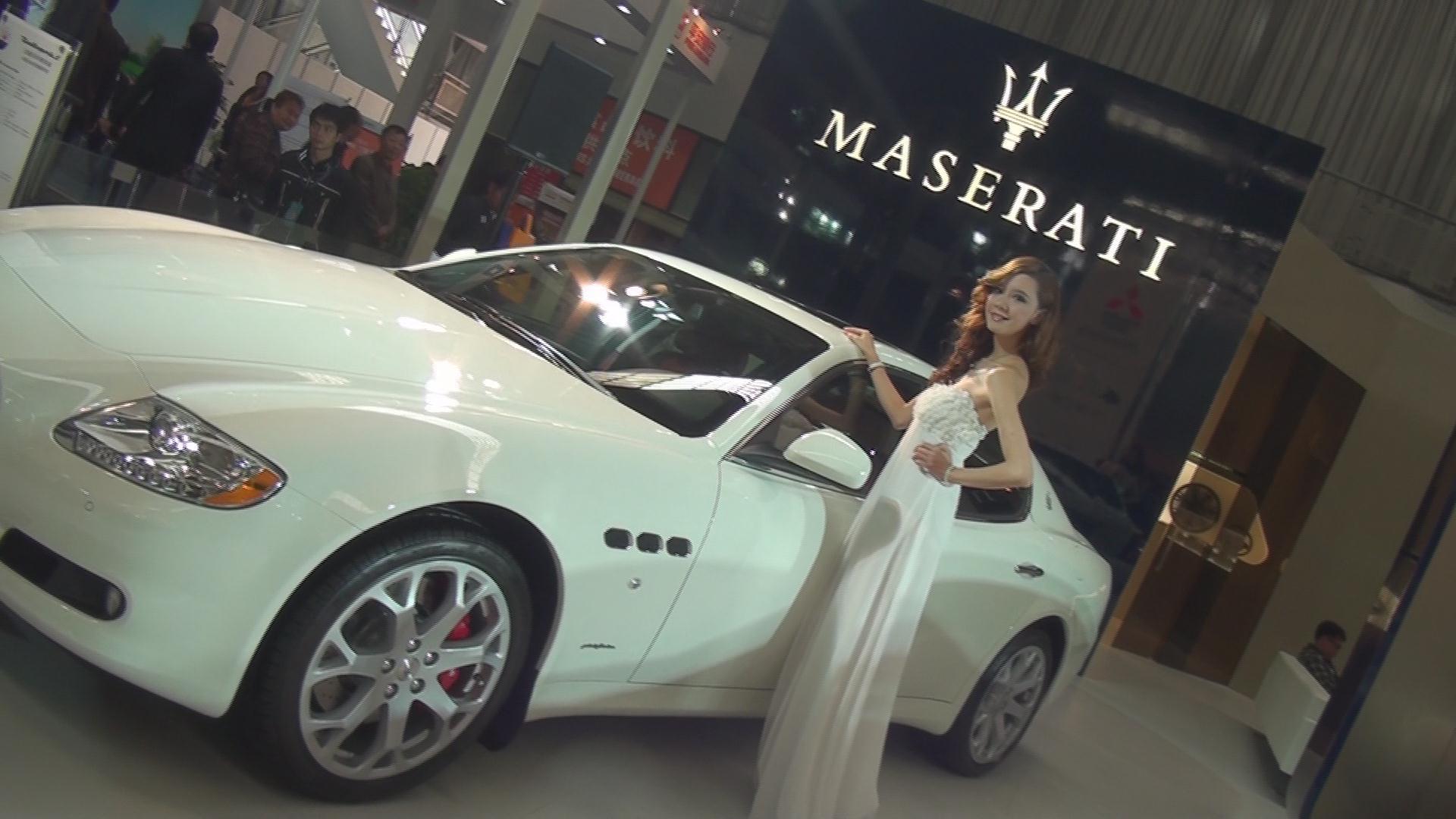 玛莎拉蒂车模，自信离不开车的名贵！