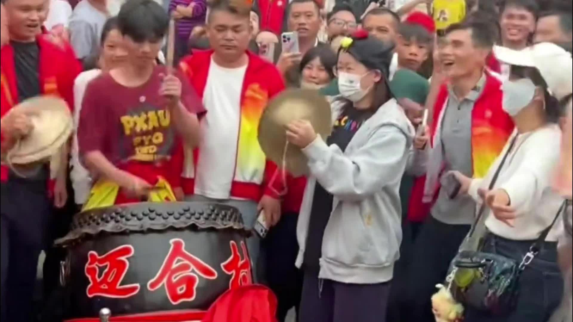 真热闹！全红婵参加迈合村元宵节年例活动，为游行队伍打镲助兴