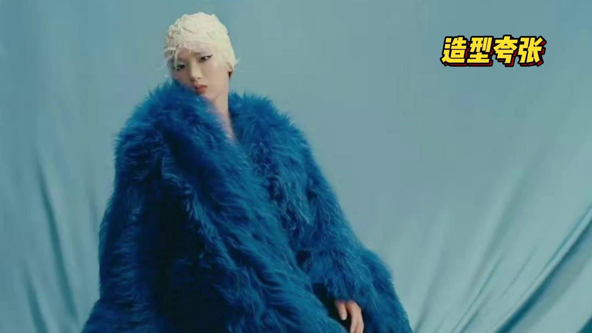 造型夸张！陈芋汐登上时尚杂志封面，头戴花纹泳帽身穿蓝毛长衣