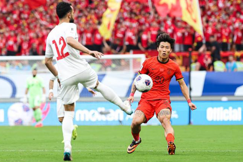 24岁国脚脚法业余：11分钟2次罚角球开出底线，国足队友看不懂