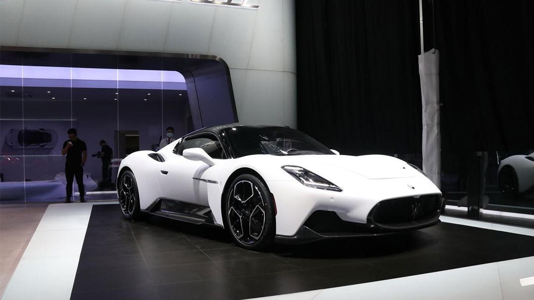 200万买玛莎拉蒂还是买小牛？北京车展MC20引小朋友围观