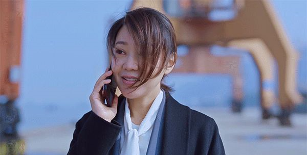 他一个踉跄差点摔倒此时他已无法控制自己身体僵硬,目光呆滞,停了片刻