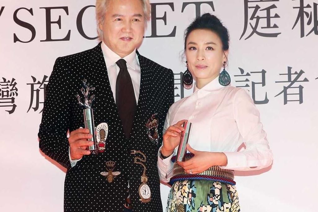 50岁张庭太养眼了白衬衫配印花裙气质优雅比30岁的人还美