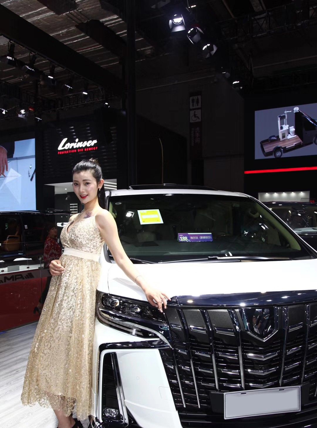 美女体验四座丰田埃尔法，人比车还好看？网友：可以加个微信吗