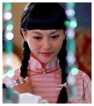 女星民国麻花辫造型,唐嫣颜值下滑,何晴惊艳,蒋勤勤大家闺秀!