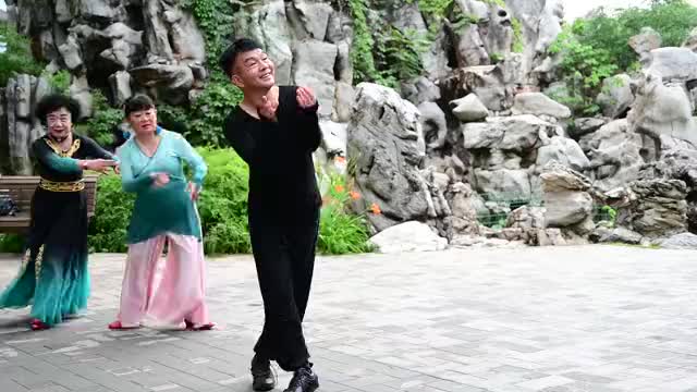 苏科老师领舞《圣洁与你同在》舞姿潇洒,自然流畅