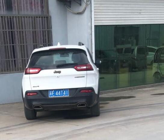 南通海门农村实拍车牌连号，居然同是一款车型，太巧了！