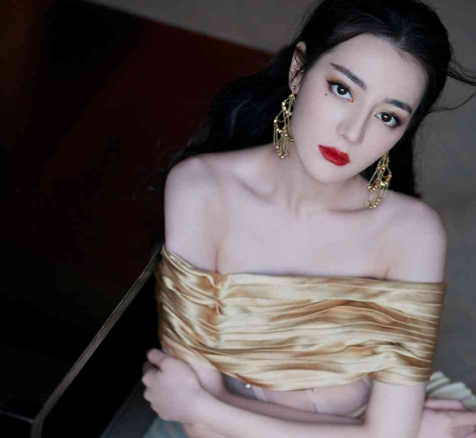 迪丽热巴穿香槟色礼服裙够美,光腿穿红裙更"