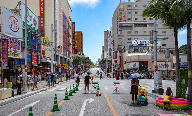 五颜六色的日本商业街,没有统一的店招,却显得更加市井繁华