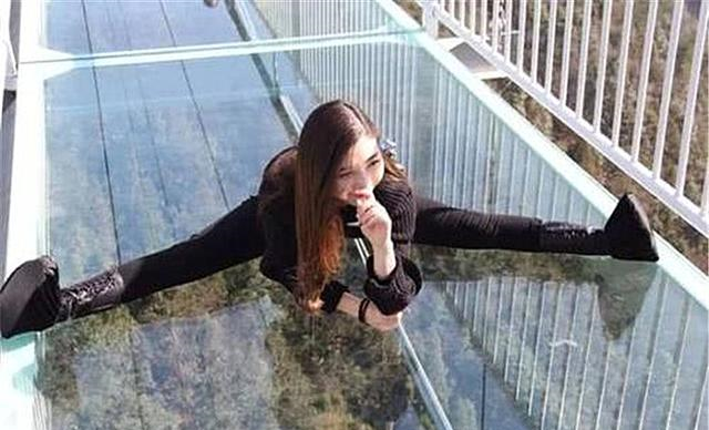 女生去走玻璃桥,为何会不建议穿裙子?站在桥下才明白