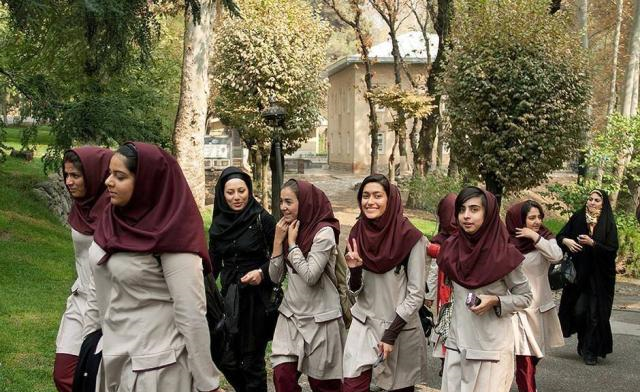 图/德黑兰大学的伊朗女学生参考文献:1.世界全史百卷本2.中东史