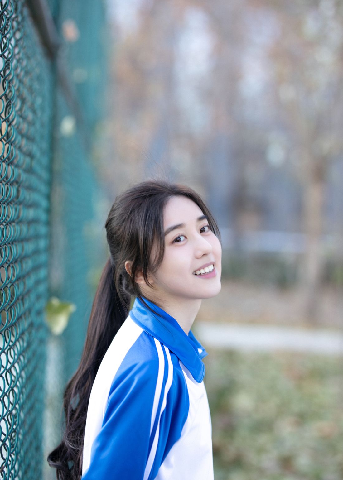 演员李凯馨元气校服写真曝光 清纯可爱演绎少女活力