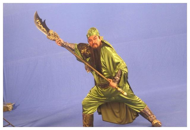 同出演刘关张三兄弟,扮演关羽的陆树铭,为什么比另外两演员出名