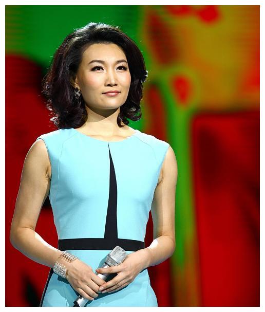 央视名嘴李梓萌,网上征婚43岁无人娶,今做直播露出另