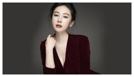 她是“虚竹”老婆，演50部戏依然火不起来，如今安心在家带孩子